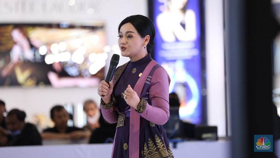 Kepala Eksekutif Pengawas Perilaku Pelaku Usaha Jasa Keuangan, Edukasi, dan Pelindungan Konsumen, Friderica Widyasari Dewi saat berbincang berbagi pengalaman dalam acara Investment Expo 2023 di Central Park, Jakarta, Jumat (15/9/2023). (²©²ÊÍøÕ¾/Tri Susilo)