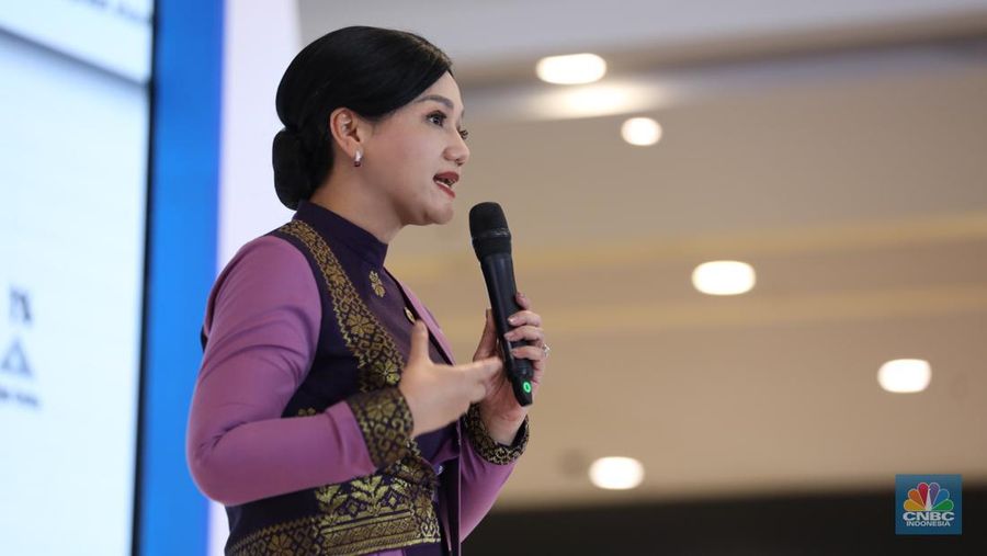 Kepala Eksekutif Pengawas Perilaku Pelaku Usaha Jasa Keuangan, Edukasi, dan Pelindungan Konsumen, Friderica Widyasari Dewi saat berbincang berbagi pengalaman dalam acara Investment Expo 2023 di Central Park, Jakarta, Jumat (15/9/2023). (CNBC Indonesia/Tri Susilo)