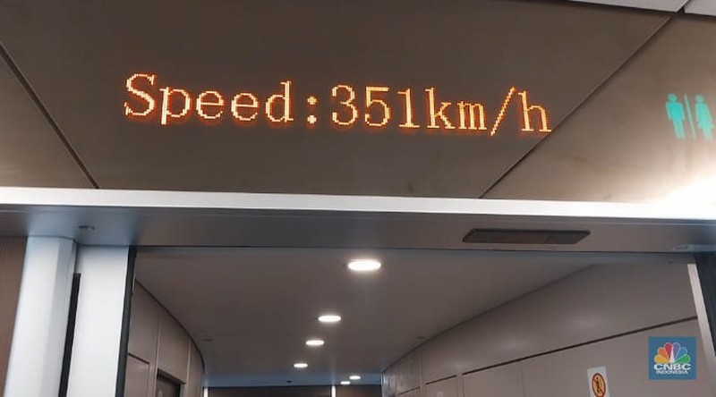 Suasana penumpang KCJB yang berada dalam kereta dalam kecepatan speed di atas 300km/h, Jakarta, Jumat, (15/9). (Srealm Indonesia/Muhammad Sabki)
