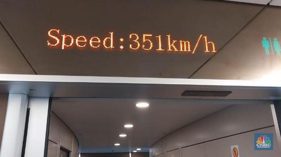 Suasana penumpang KCJB yang berada dalam kereta dalam kecepatan speed di atas 300km/h, Jakarta, Jumat, (15/9). (CNBC Indonesia/Muhammad Sabki)