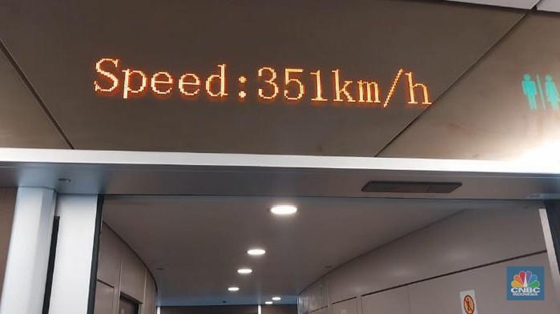 Suasana penumpang KCJB yang berada dalam kereta dalam kecepatan speed di atas 300km/h, Jakarta, Jumat, (15/9). (CNBC Indonesia/Muhammad Sabki)