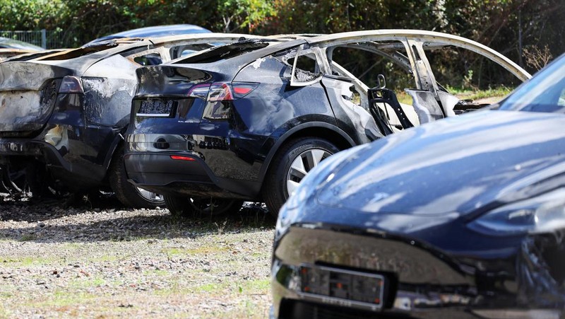 Kondisi mobil Tesla Model Y yang terbakar, di Frankfurt, Jerman. (REUTERS/Wolfgang Rattay)