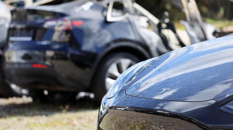 Kondisi mobil Tesla Model Y yang terbakar, di Frankfurt, Jerman. (REUTERS/Wolfgang Rattay)