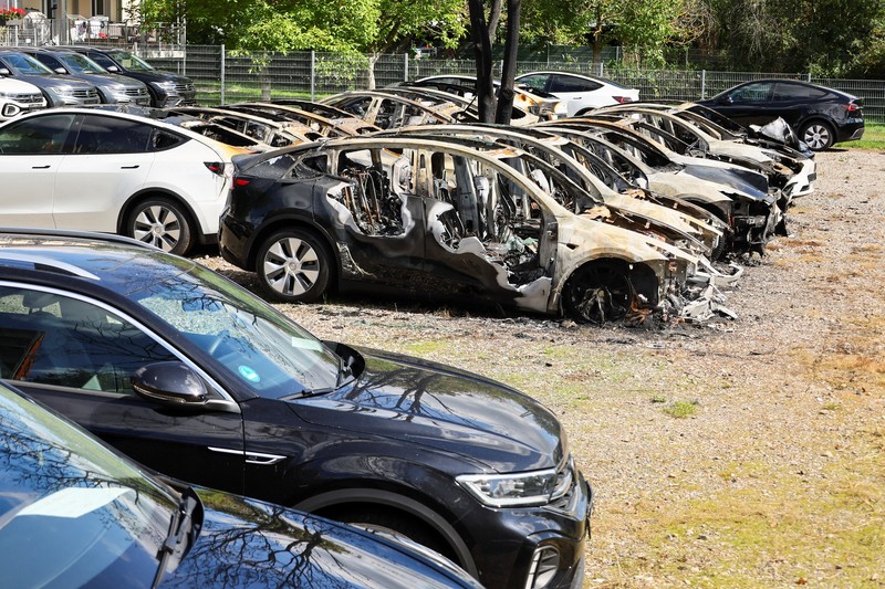 Kondisi mobil Tesla Model Y yang terbakar, di Frankfurt, Jerman. (REUTERS/Wolfgang Rattay) Kondisi mobil Tesla Model Y yang terbakar, di Frankfurt, Jerman. (REUTERS/Wolfgang Rattay)