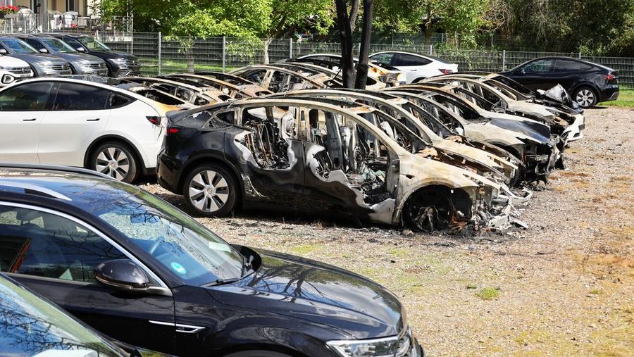 Kondisi mobil Tesla Model Y yang terbakar, di Frankfurt, Jerman. (REUTERS/Wolfgang Rattay)