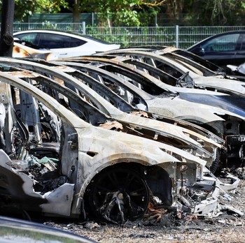 Potret 10 Unit Mobil Tesla di Jerman Ludes Terbakar, Ada Apa?