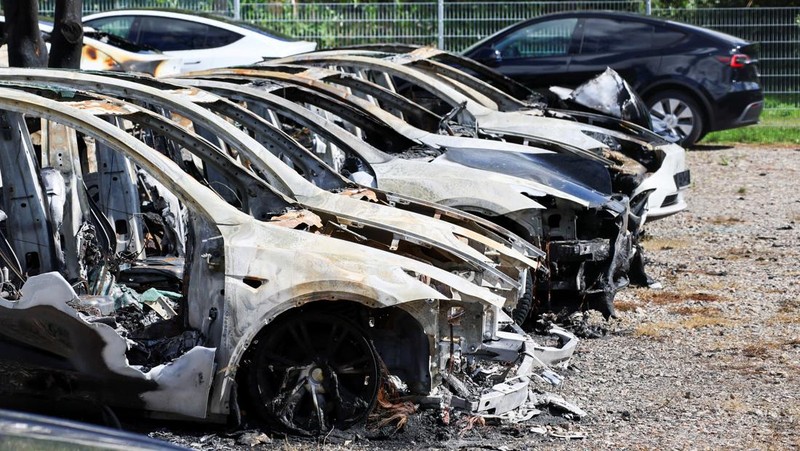 Kondisi mobil Tesla Model Y yang terbakar, di Frankfurt, Jerman. (REUTERS/Wolfgang Rattay)