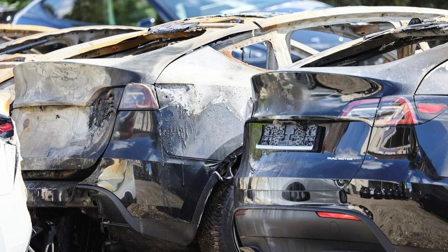 Kondisi mobil Tesla Model Y yang terbakar, di Frankfurt, Jerman. (REUTERS/Wolfgang Rattay)