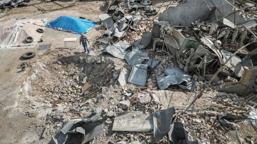 Lumbung hasil panen gandum petani Ukraina yang hacur dihantam rudal milik Rusia di Zaporizhzhia, Kota Orikhiv, Ukraina, Kamis (14/9/2023). (REUTERS/Oleksandr Ratushniak)