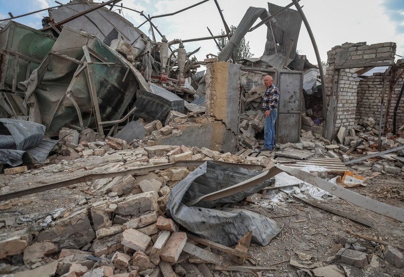 Lumbung hasil panen gandum petani Ukraina yang hacur dihantam rudal milik Rusia di Zaporizhzhia, Kota Orikhiv, Ukraina, Kamis (14/9/2023). (REUTERS/Oleksandr Ratushniak)