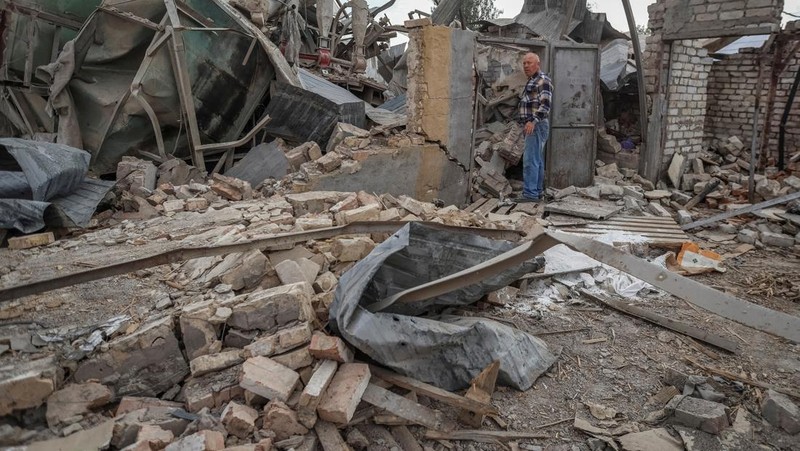Lumbung hasil panen gandum petani Ukraina yang hacur dihantam rudal milik Rusia di Zaporizhzhia, Kota Orikhiv, Ukraina, Kamis (14/9/2023). (REUTERS/Oleksandr Ratushniak)