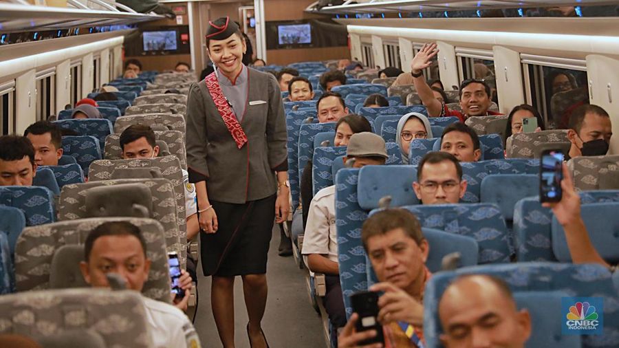 Petugas memutar bangku premium class di KA Cepat Jakarta-Bangdung, Jumat, (15/9). (CNBC Indonesia/Muhammad Sabki)
