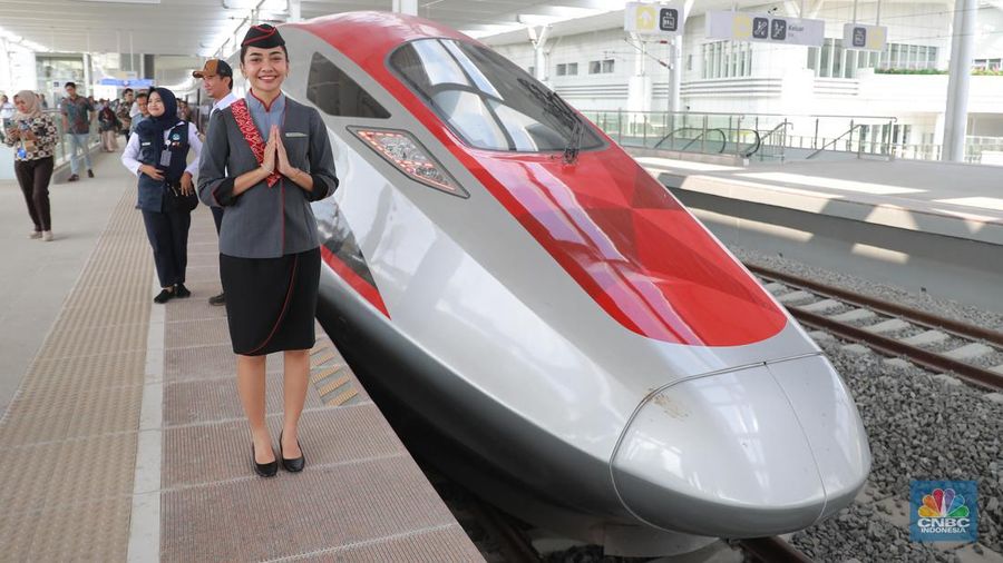 Passenger Service Kereta Api Cepat Jakarta-Bandung.(CNBC Indonesia/Muhammad Sabki)