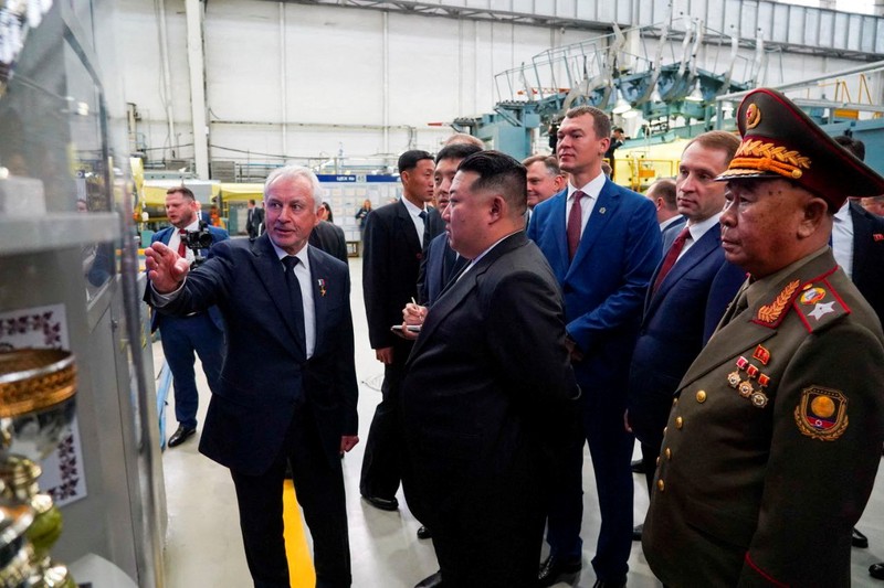 Pemimpin Korea Utara Kim Jong Un, didampingi Wakil Perdana Menteri Rusia Denis Manturov, Gubernur Wilayah Khabarovsk Mikhail Degtyarev dan pejabat lainnya, mengunjungi pabrik pembuatan pesawat di kota Komsomolsk-on-Amur di wilayah Khabarovsk, Rusia, 15 September. 2023. Pemimpin Korea Utara Kim Jong Un, didampingi Wakil Perdana Menteri Rusia Denis Manturov, Gubernur Wilayah Khabarovsk Mikhail Degtyarev dan pejabat lainnya, mengunjungi pabrik pembuatan pesawat di kota Komsomolsk-on-Amur di wilayah Khabarovsk, Rusia, 15 September. 2023. (Courtesy Governor of Russia's Khabarovsk Krai Mikhail Degtyarev Telegram Channel via REUTERS)