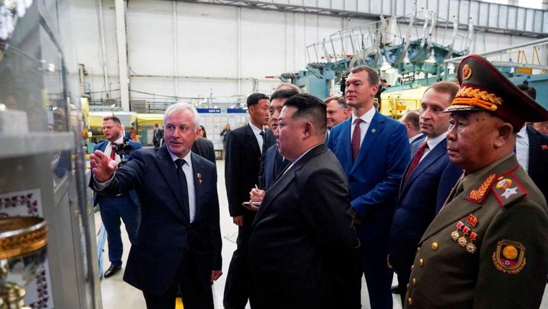 Pemimpin Korea Utara Kim Jong Un, didampingi Wakil Perdana Menteri Rusia Denis Manturov, Gubernur Wilayah Khabarovsk Mikhail Degtyarev dan pejabat lainnya, mengunjungi pabrik pembuatan pesawat di kota Komsomolsk-on-Amur di wilayah Khabarovsk, Rusia, 15 September. 2023. (Courtesy Governor of Russia's Khabarovsk Krai Mikhail Degtyarev Telegram Channel via REUTERS)