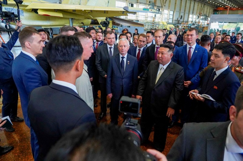 Pemimpin Korea Utara Kim Jong Un, didampingi Wakil Perdana Menteri Rusia Denis Manturov, Gubernur Wilayah Khabarovsk Mikhail Degtyarev dan pejabat lainnya, mengunjungi pabrik pembuatan pesawat di kota Komsomolsk-on-Amur di wilayah Khabarovsk, Rusia, 15 September. 2023. (Courtesy Governor of Russia's Khabarovsk Krai Mikhail Degtyarev Telegram Channel via REUTERS)