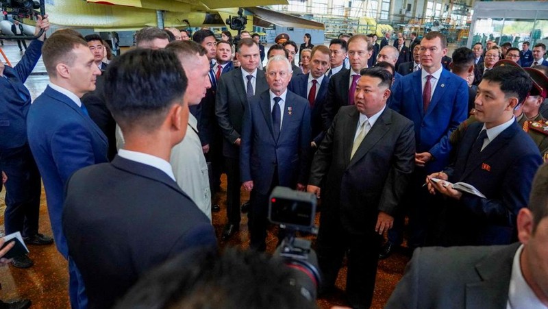 Pemimpin Korea Utara Kim Jong Un, didampingi Wakil Perdana Menteri Rusia Denis Manturov, Gubernur Wilayah Khabarovsk Mikhail Degtyarev dan pejabat lainnya, mengunjungi pabrik pembuatan pesawat di kota Komsomolsk-on-Amur di wilayah Khabarovsk, Rusia, 15 September. 2023. (Courtesy Governor of Russia's Khabarovsk Krai Mikhail Degtyarev Telegram Channel via REUTERS)