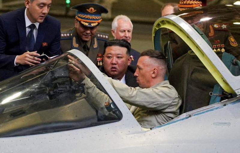 Pemimpin Korea Utara Kim Jong Un, didampingi Wakil Perdana Menteri Rusia Denis Manturov, Gubernur Wilayah Khabarovsk Mikhail Degtyarev dan pejabat lainnya, mengunjungi pabrik pembuatan pesawat di kota Komsomolsk-on-Amur di wilayah Khabarovsk, Rusia, 15 September. 2023. Pemimpin Korea Utara Kim Jong Un, didampingi Wakil Perdana Menteri Rusia Denis Manturov, Gubernur Wilayah Khabarovsk Mikhail Degtyarev dan pejabat lainnya, mengunjungi pabrik pembuatan pesawat di kota Komsomolsk-on-Amur di wilayah Khabarovsk, Rusia, 15 September. 2023. (Courtesy Governor of Russia's Khabarovsk Krai Mikhail Degtyarev Telegram Channel via REUTERS)