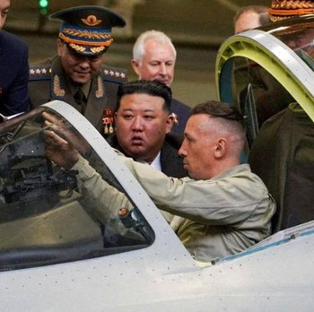 Potret Kim Jong Un 'Kepo' Sama Produksi Pesawat Tempur Putin