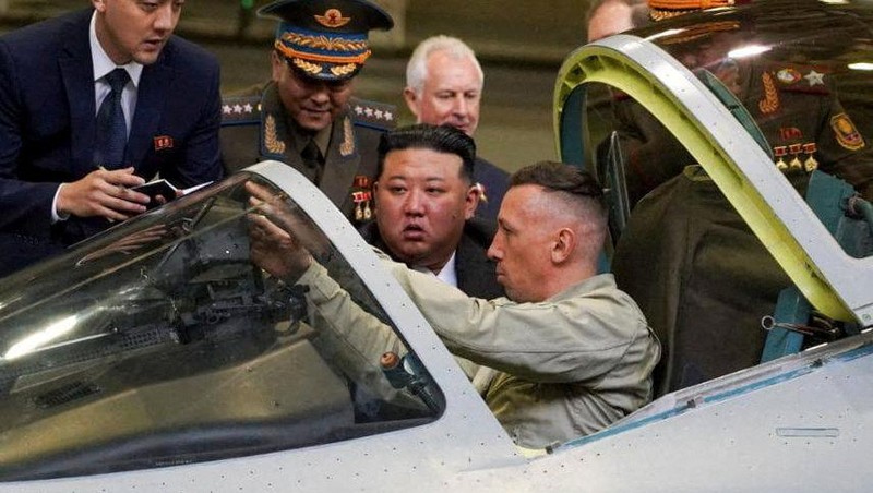 Pemimpin Korea Utara Kim Jong Un, didampingi Wakil Perdana Menteri Rusia Denis Manturov, Gubernur Wilayah Khabarovsk Mikhail Degtyarev dan pejabat lainnya, mengunjungi pabrik pembuatan pesawat di kota Komsomolsk-on-Amur di wilayah Khabarovsk, Rusia, 15 September. 2023. (Courtesy Governor of Russia's Khabarovsk Krai Mikhail Degtyarev Telegram Channel via REUTERS)