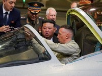 Potret Kim Jong Un 'Kepo' Sama Produksi Pesawat Tempur Putin