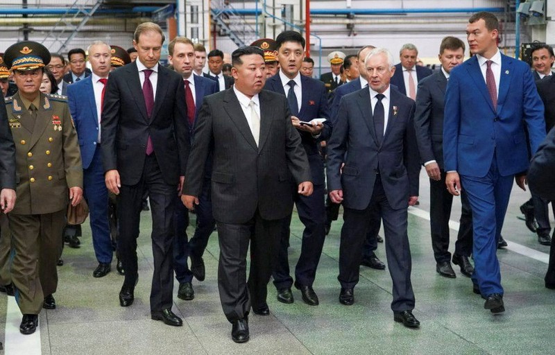 Pemimpin Korea Utara Kim Jong Un, didampingi Wakil Perdana Menteri Rusia Denis Manturov, Gubernur Wilayah Khabarovsk Mikhail Degtyarev dan pejabat lainnya, mengunjungi pabrik pembuatan pesawat di kota Komsomolsk-on-Amur di wilayah Khabarovsk, Rusia, 15 September. 2023. (Courtesy Governor of Russia's Khabarovsk Krai Mikhail Degtyarev Telegram Channel via REUTERS)