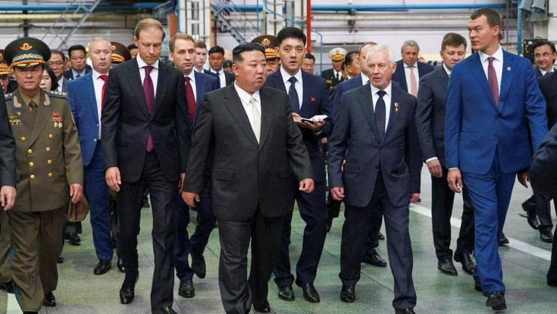 Pemimpin Korea Utara Kim Jong Un, didampingi Wakil Perdana Menteri Rusia Denis Manturov, Gubernur Wilayah Khabarovsk Mikhail Degtyarev dan pejabat lainnya, mengunjungi pabrik pembuatan pesawat di kota Komsomolsk-on-Amur di wilayah Khabarovsk, Rusia, 15 September. 2023. (Courtesy Governor of Russia's Khabarovsk Krai Mikhail Degtyarev Telegram Channel via REUTERS)