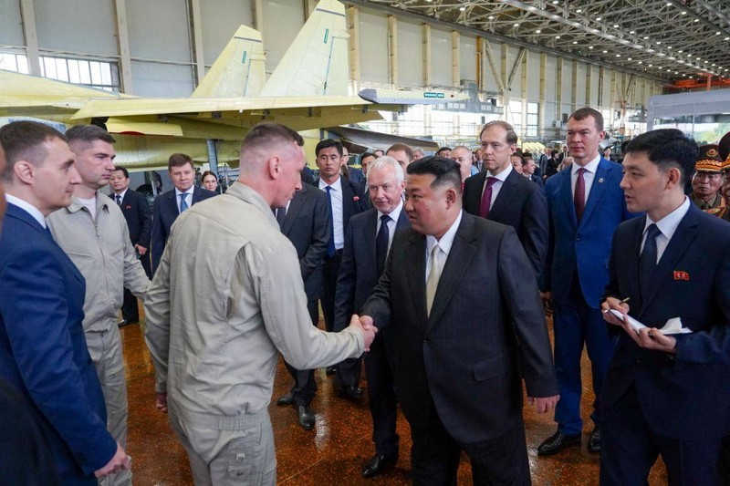 Pemimpin Korea Utara Kim Jong Un, didampingi Wakil Perdana Menteri Rusia Denis Manturov, Gubernur Wilayah Khabarovsk Mikhail Degtyarev dan pejabat lainnya, mengunjungi pabrik pembuatan pesawat di kota Komsomolsk-on-Amur di wilayah Khabarovsk, Rusia, 15 September. 2023. Pemimpin Korea Utara Kim Jong Un, didampingi Wakil Perdana Menteri Rusia Denis Manturov, Gubernur Wilayah Khabarovsk Mikhail Degtyarev dan pejabat lainnya, mengunjungi pabrik pembuatan pesawat di kota Komsomolsk-on-Amur di wilayah Khabarovsk, Rusia, 15 September. 2023. (Courtesy Governor of Russia's Khabarovsk Krai Mikhail Degtyarev Telegram Channel via REUTERS)
