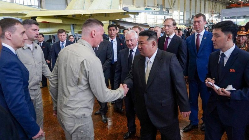 Pemimpin Korea Utara Kim Jong Un, didampingi Wakil Perdana Menteri Rusia Denis Manturov, Gubernur Wilayah Khabarovsk Mikhail Degtyarev dan pejabat lainnya, mengunjungi pabrik pembuatan pesawat di kota Komsomolsk-on-Amur di wilayah Khabarovsk, Rusia, 15 September. 2023. (Courtesy Governor of Russia's Khabarovsk Krai Mikhail Degtyarev Telegram Channel via REUTERS)