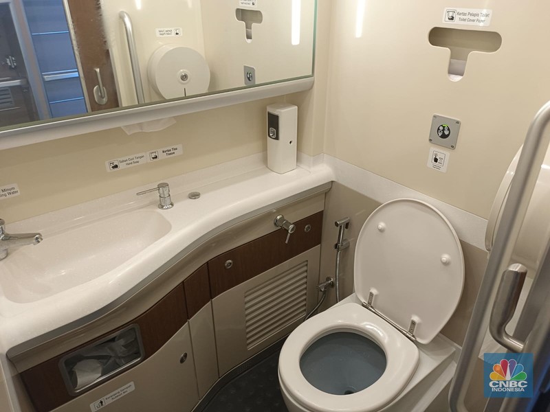 Petugas memutar bangku premium class di KA Cepat Jakarta-Bangdung, Jumat, (15/9). (CNBC Indonesia/Muhammad Sabki)