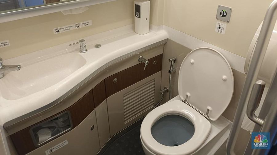 Petugas memutar bangku premium class di KA Cepat Jakarta-Bangdung, Jumat, (15/9). (CNBC Indonesia/Muhammad Sabki)
