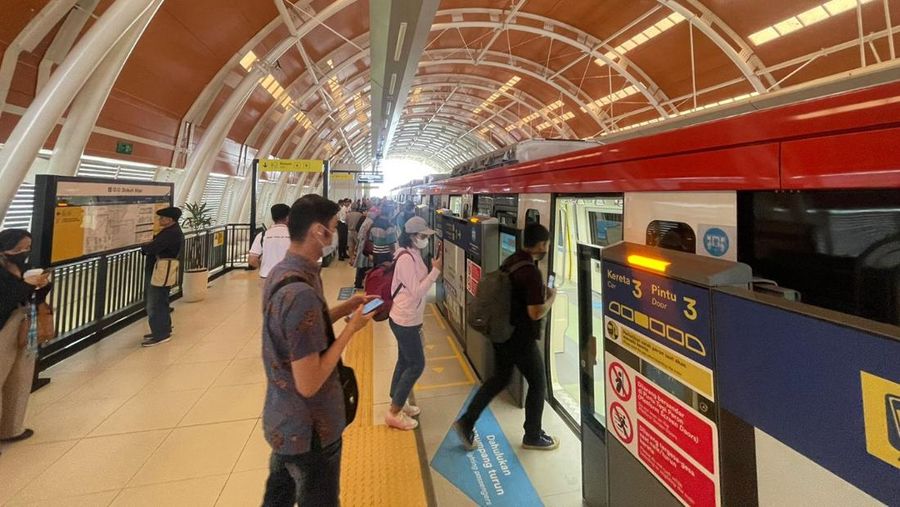Penumpang naik LRT Jabodebek. (Dok. KAI)