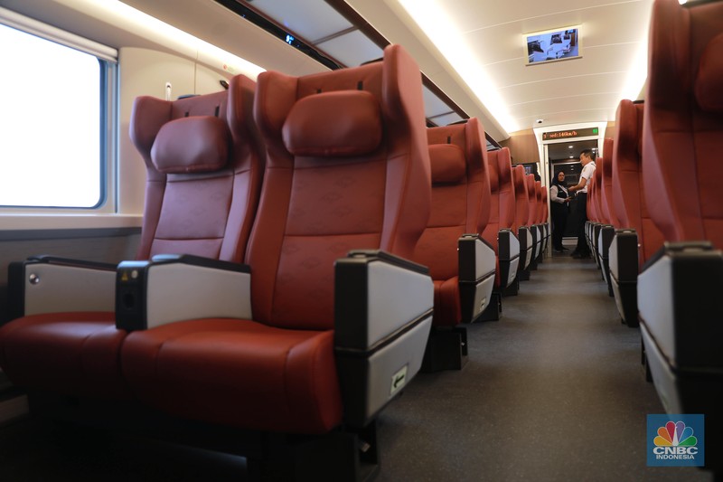 Petugas memutar bangku premium class di KA Cepat Jakarta-Bangdung, Jumat, (15/9). (CNBC Indonesia/Muhammad Sabki)
