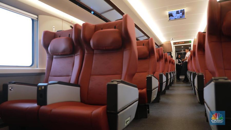 Petugas memutar bangku premium class di KA Cepat Jakarta-Bangdung, Jumat, (15/9). (CNBC Indonesia/Muhammad Sabki)