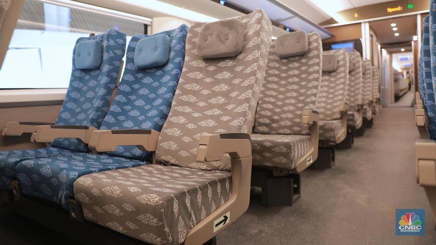 Petugas memutar bangku premium class di KA Cepat Jakarta-Bangdung, Jumat, (15/9). (CNBC Indonesia/Muhammad Sabki)