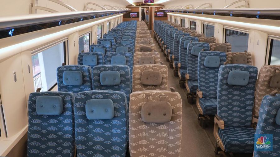 Petugas memutar bangku premium class di KA Cepat Jakarta-Bangdung, Jumat, (15/9). (CNBC Indonesia/Muhammad Sabki)