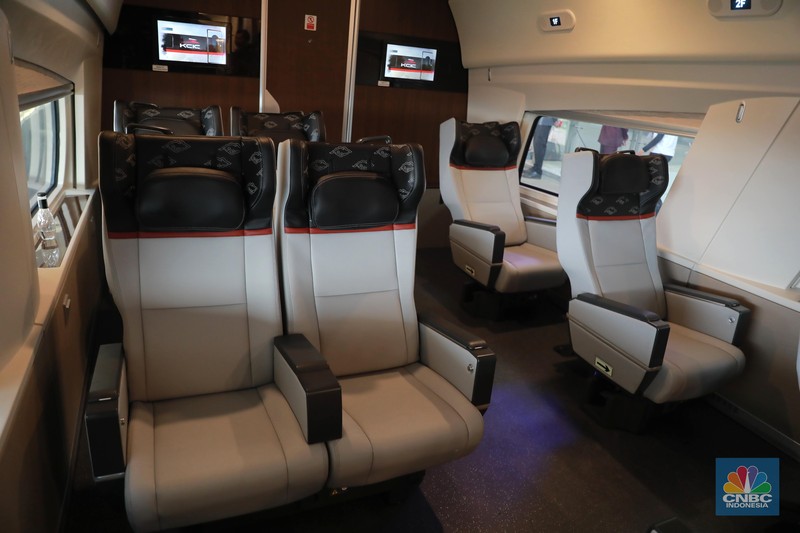Petugas memutar bangku premium class di KA Cepat Jakarta-Bangdung, Jumat, (15/9). (CNBC Indonesia/Muhammad Sabki)