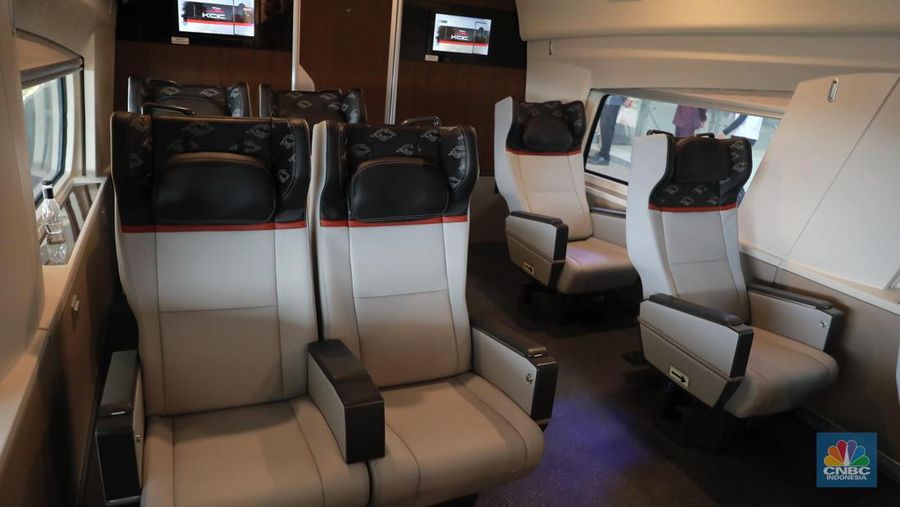 Petugas memutar bangku premium class di KA Cepat Jakarta-Bangdung, Jumat, (15/9). (CNBC Indonesia/Muhammad Sabki)