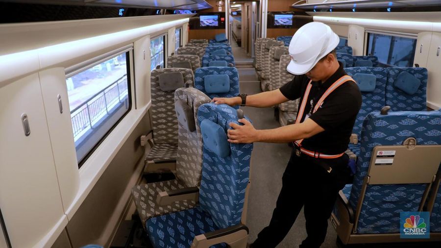 Petugas memutar bangku premium class di KA Cepat Jakarta-Bangdung, Jumat, (15/9). (CNBC Indonesia/Muhammad Sabki)