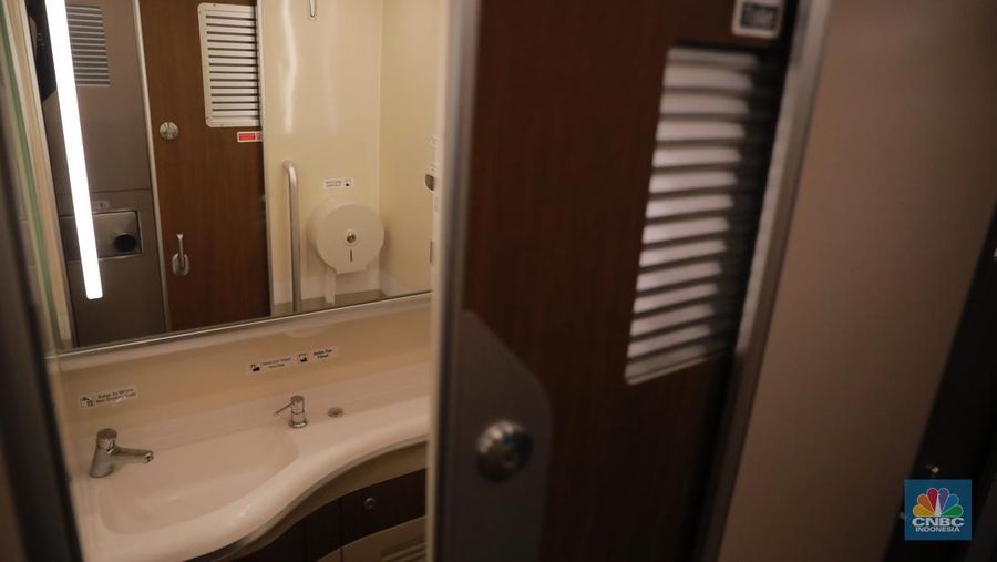 Petugas memutar bangku premium class di KA Cepat Jakarta-Bangdung, Jumat, (15/9). (CNBC Indonesia/Muhammad Sabki)