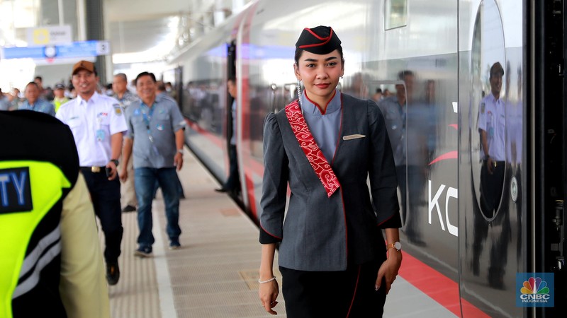 Petugas Passenger Service Kereta Api Cepat Jakarta Bandung berpose di samping kereta cepat, di Stasiun Halim, Jakarta, Jumat, (15/9). Petugas Passenger Service Kereta Api Cepat Jakarta Bandung berpose di samping kereta cepat, di Stasiun Halim, Jakarta, Jumat, (15/9). (CNBC Indonesia/Muhammad Sabki)