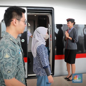 Bikin Seger! Penampakan Pramugari KA Cepat Jakarta-Bandung