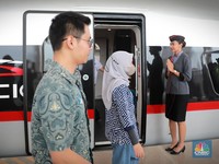Bikin Seger! Penampakan Pramugari KA Cepat Jakarta-Bandung