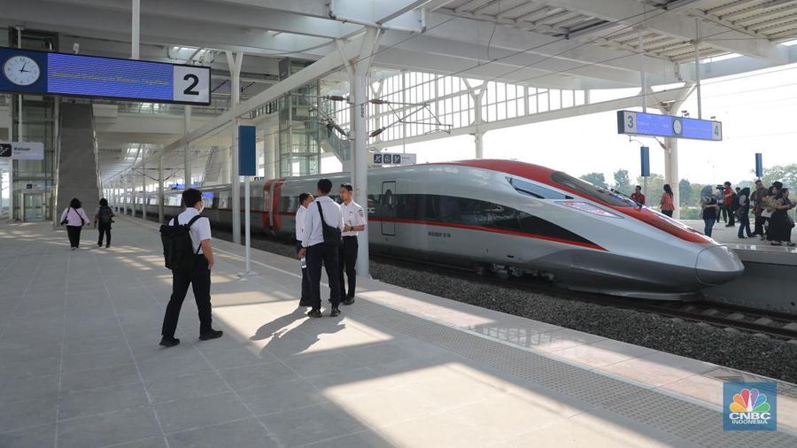 Sejumlah penumpang menunjukkan stiker penanda uji coba kereta cepat Jakarta Bandung di Halim - Tegalluar, Jumat, (15/9). (CNBC Indonesia/Muhammad Sabki)