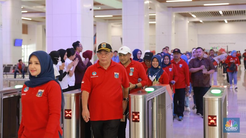 Sejumlah penumpang menunjukkan stiker penanda uji coba kereta cepat Jakarta Bandung di Halim - Tegalluar, Jumat, (15/9). (CNBC Indonesia/Muhammad Sabki)