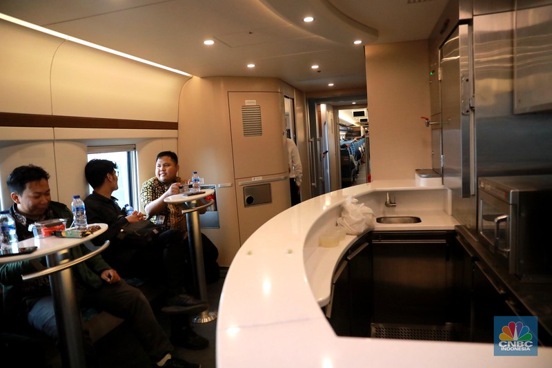 Petugas memutar bangku premium class di KA Cepat Jakarta-Bangdung, Jumat, (15/9). (CNBC Indonesia/Muhammad Sabki)