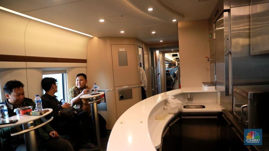 Petugas memutar bangku premium class di KA Cepat Jakarta-Bangdung, Jumat, (15/9). (CNBC Indonesia/Muhammad Sabki)