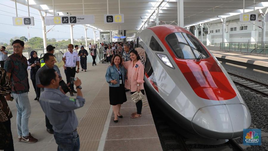 Sejumlah penumpang menunjukkan stiker penanda uji coba kereta cepat Jakarta Bandung di Halim - Tegalluar, Jumat, (15/9). (CNBC Indonesia/Muhammad Sabki)