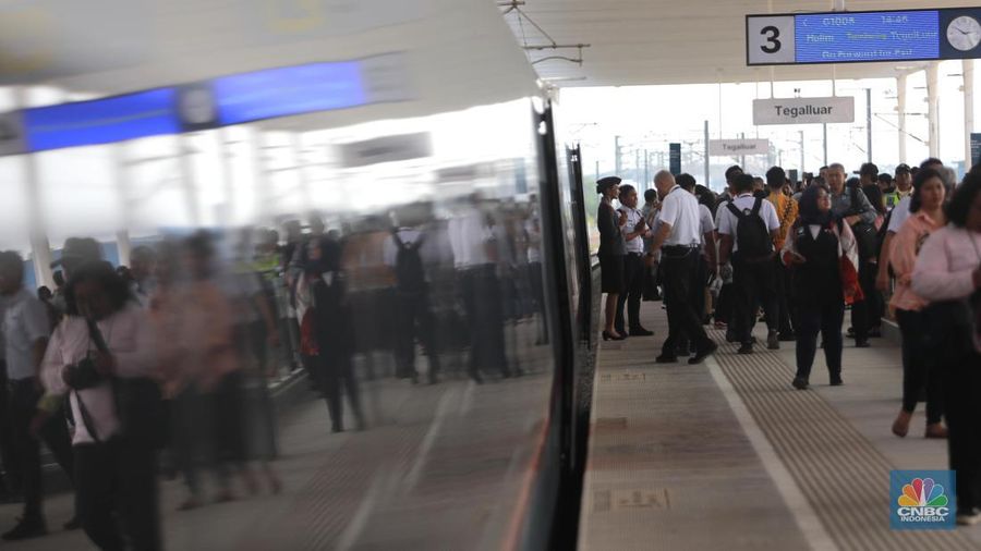 Sejumlah penumpang menunjukkan stiker penanda uji coba kereta cepat Jakarta Bandung di Halim - Tegalluar, Jumat, (15/9). (CNBC Indonesia/Muhammad Sabki)