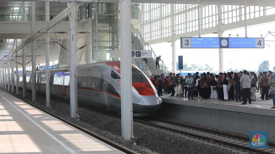 Sejumlah penumpang menunjukkan stiker penanda uji coba kereta cepat Jakarta Bandung di Halim - Tegalluar, Jumat, (15/9). (CNBC Indonesia/Muhammad Sabki)